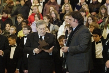 Chieti. Davide Recchia, Presidente Festival “Chorus Inside Christmas” consegna un scultura al prof. Armando Ginesi, Presidente Onorario della IV edizione del Festival